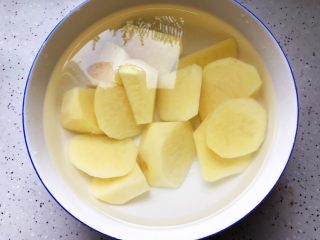 西红柿土豆炖牛腩（高压锅版）,这期间我们来处理其他食材，土豆去皮洗净之后切滚刀块，切好之后泡在水里，以免氧化