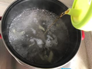 西红柿土豆炖牛腩（高压锅版）,水开后放入一半的姜片，并且加适量料酒