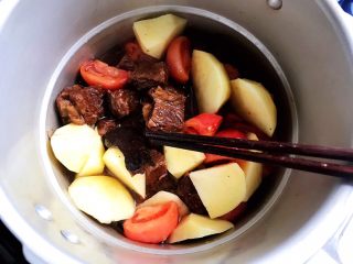西红柿土豆炖牛腩（高压锅版）,加入西红柿，搅拌均匀，盖上锅盖，继续煮10分钟