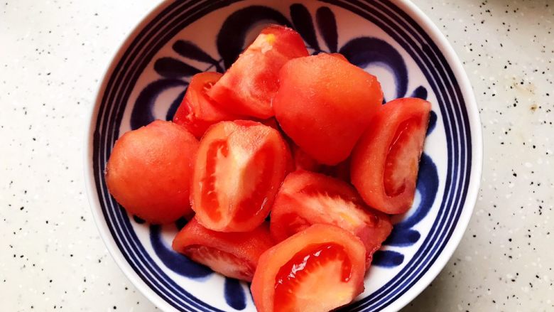 西红柿土豆炖牛腩（高压锅版）,西红柿去皮洗净之后切成块