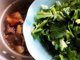 西红柿土豆炖牛腩（高压锅版）,加入香菜，即可