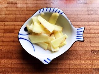 西红柿土豆炖牛腩（高压锅版）,生姜去皮洗净之后切成薄片