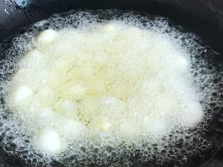 家烧虎皮鹌鹑蛋,油温达到八九成热倒入控干水分的鹌鹑蛋
