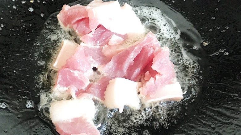 家烧虎皮鹌鹑蛋,锅内留少许油 倒入切好的肉片翻炒出香味（加入适量肉片会中和鹌鹑蛋的味道）