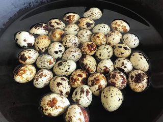 家烧虎皮鹌鹑蛋,食材处理：
鹌鹑蛋冷水下锅煮熟
