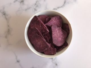紫薯花样馒头,紫薯切片 上锅蒸熟