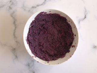 紫薯花样馒头,蒸熟后按压成泥 备用