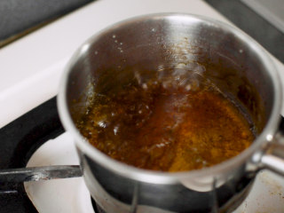 焦糖布丁轻乳酪蛋糕,制作焦糖：
砂糖和水倒入锅中，加热到焦糖色，小心倒入热水。
