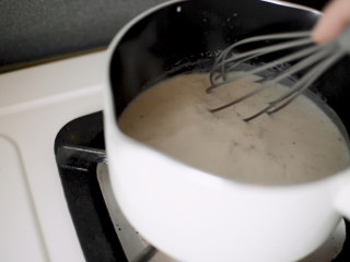 焦糖布丁轻乳酪蛋糕,制作布丁：
香草荚剖开加入牛奶。
加热牛奶和糖，搅拌，让糖融化。