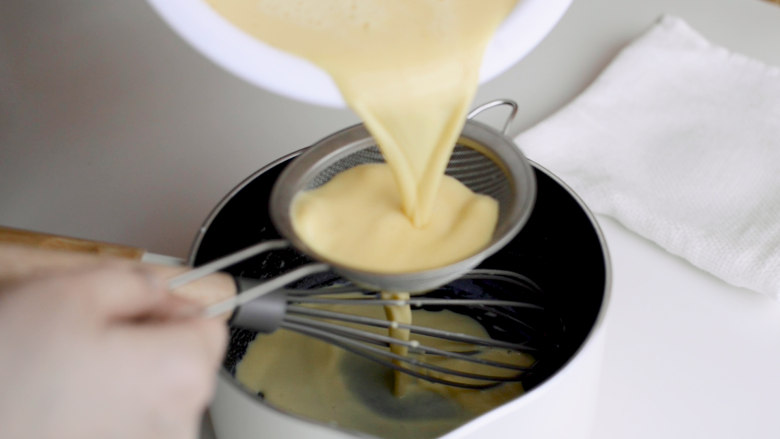 焦糖布丁轻乳酪蛋糕,混合鸡蛋，倒入牛奶，过筛，去掉气泡。
放到一边待用。