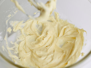 焦糖布丁轻乳酪蛋糕,黄油和奶油奶酪放入大碗中，微波加热到黄油融化。
搅拌均匀。
筛入面粉。
加入其它材料，混合均匀。