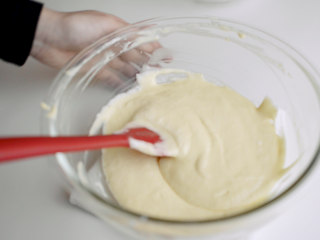 焦糖布丁轻乳酪蛋糕,将蛋白霜和蛋黄糊翻拌均匀。