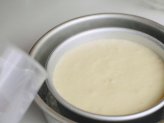 焦糖布丁轻乳酪蛋糕,水浴140摄氏度，烤60-80分钟。
放在烤箱中直到冷却再取出。
冰箱冷藏至少3小时，让布丁凝固。