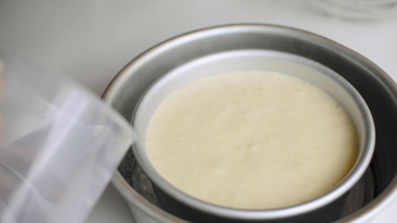 焦糖布丁轻乳酪蛋糕,水浴140摄氏度，烤60-80分钟。
放在烤箱中直到冷却再取出。
冰箱冷藏至少3小时，让布丁凝固。