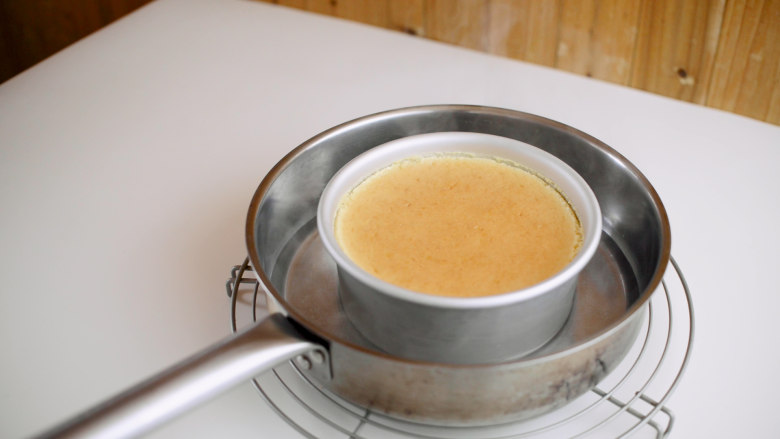 焦糖布丁轻乳酪蛋糕,吃之前放入热水泡10分钟，让焦糖融化。
用刀在模具边划一圈，让蛋糕脱模。