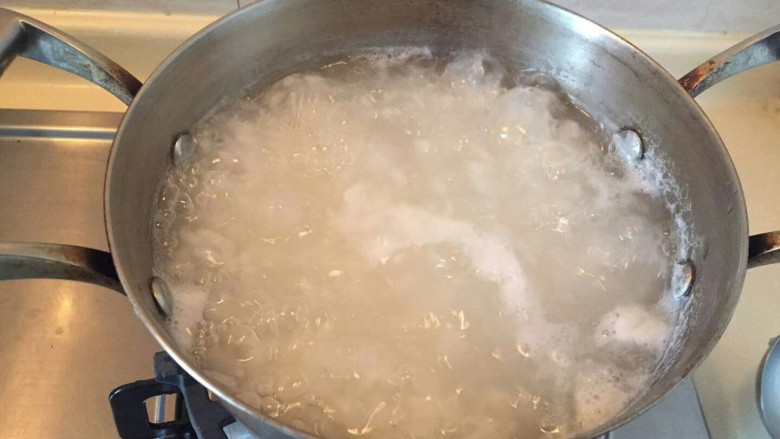 生菜肉丸粥,小火煮至粥沸腾。