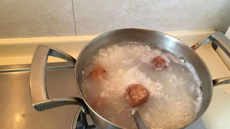 生菜肉丸粥,放入粥中。5-10颗美味的肉圆。小火继续煮，要把肉圆煮熟。