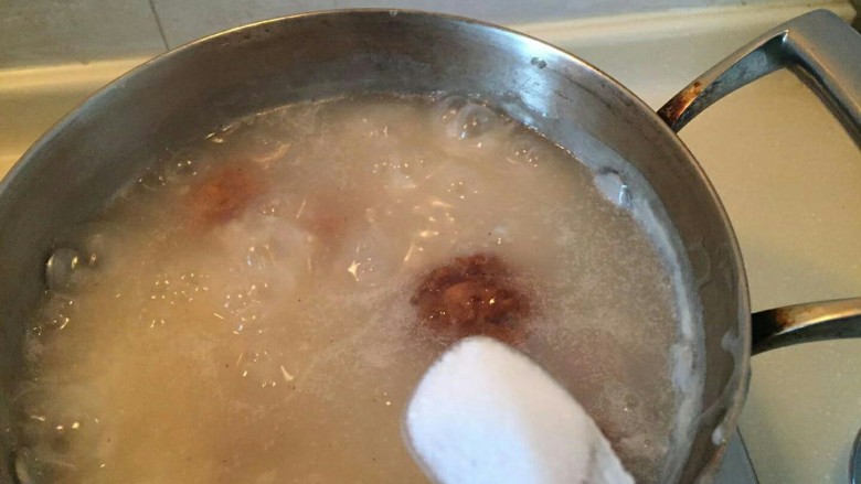 生菜肉丸粥,加入一小勺盐。调味。