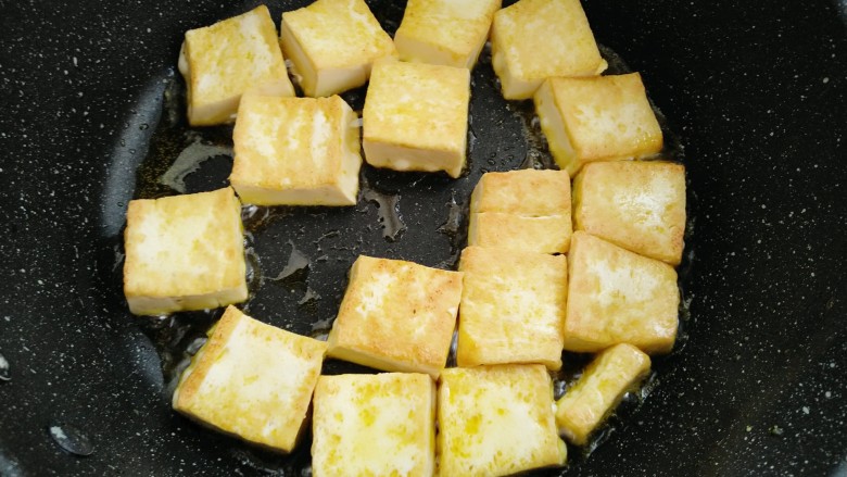 香菇焖豆腐,煎制好一面换另一面煎制
