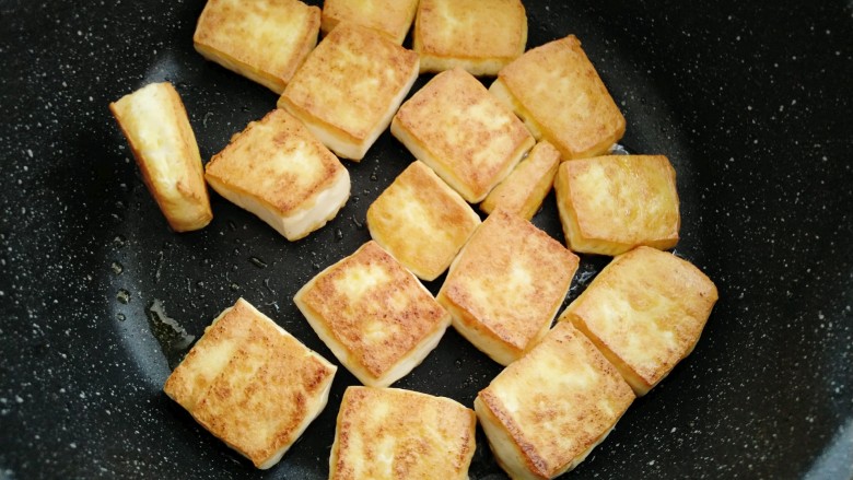 香菇焖豆腐,煎成两面金黄