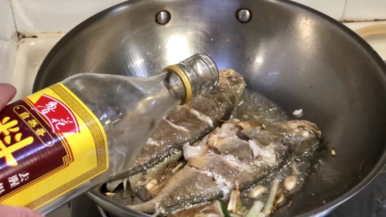 琐碎金鳞软玉膏➕家常红烧黄鱼,放入煎好的黄鱼，淋上一勺料酒