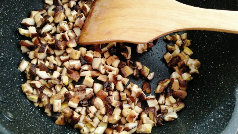 香菇焖豆腐,热锅烧油放入香菇炒香