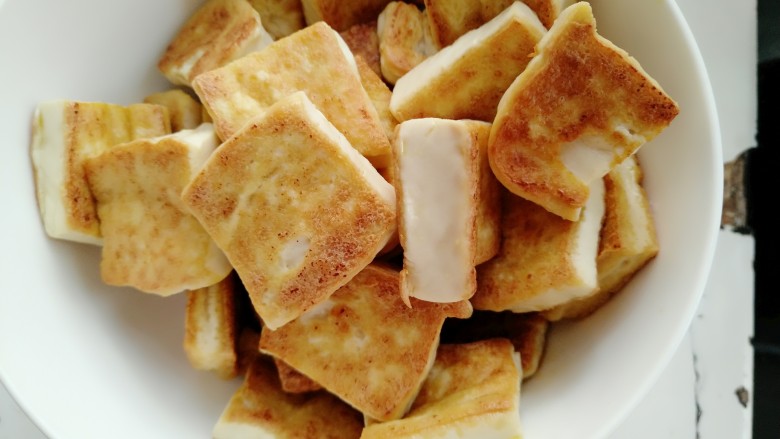 香菇焖豆腐,剩下的豆腐都煎好盛出