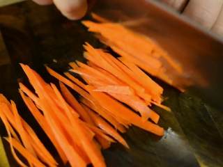 包菜炒粉丝，有荤有素又很像主食的一道菜,胡萝卜去皮切丝备用。