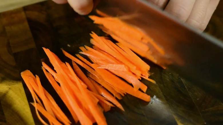 包菜炒粉丝，有荤有素又很像主食的一道菜,胡萝卜去皮切丝备用。