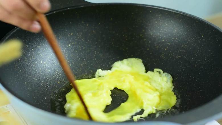 包菜炒粉丝，有荤有素又很像主食的一道菜,先将2个鸡蛋打散，然后锅中油烧至7成热倒入蛋液滑散后盛出备用。