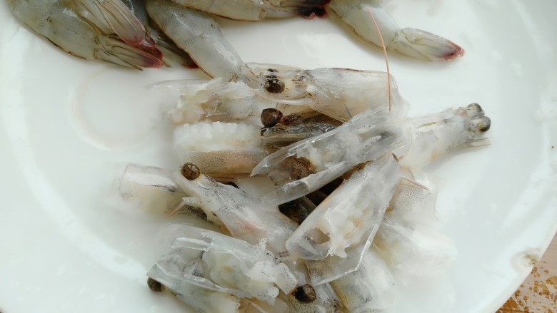 鲜虾滑蛋炒碗豆,把虾身和虾头清洗干净