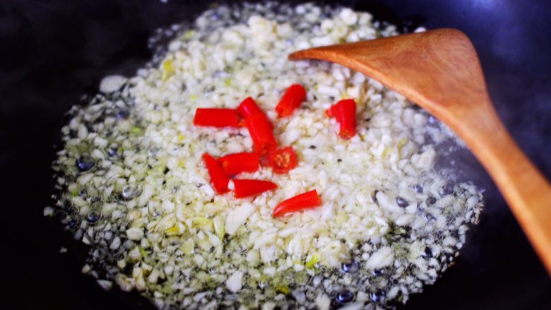 蒜香花肉小苔菜,大火爆香蒜末后，放入小米辣继续翻炒片刻。