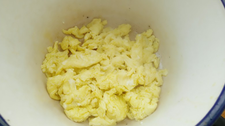 鲜虾滑蛋炒碗豆,加入蛋液滑散盛出