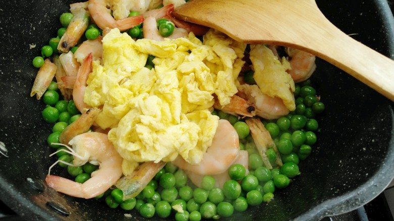 鲜虾滑蛋炒碗豆,放入鸡蛋翻炒