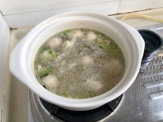 点翠清汤白玉丸➕木耳冬瓜丸子汤,一直保持小火，全部丸子下锅，煮到丸子浮起