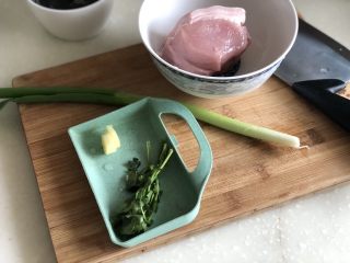 点翠清汤白玉丸➕木耳冬瓜丸子汤,猪腿肉清洗一下，小葱择好、姜去皮与香菜一同洗净
