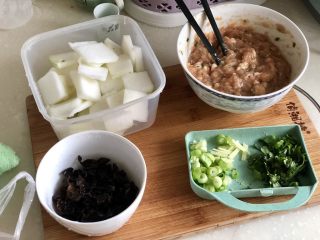 点翠清汤白玉丸➕木耳冬瓜丸子汤,全部食材准备，搅拌好的肉末可以放十分钟，让其更入味。
