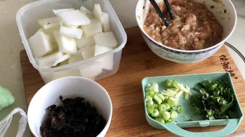 点翠清汤白玉丸➕木耳冬瓜丸子汤,全部食材准备，搅拌好的肉末可以放十分钟，让其更入味。