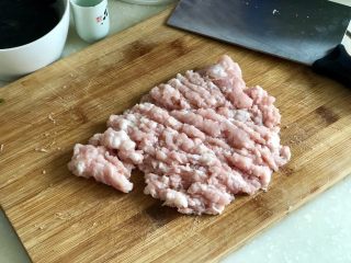 点翠清汤白玉丸➕木耳冬瓜丸子汤,猪腿肉或五花肉去皮，切小块再剁成肉末