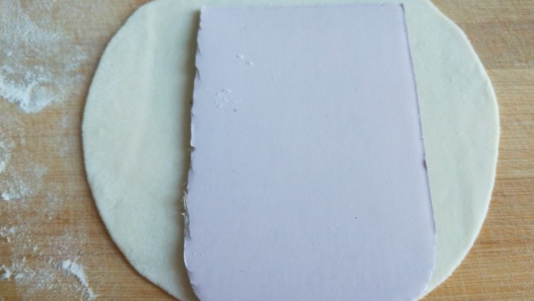 鸡蛋韭菜口袋饼,擀成薄皮，用干净的纸版剪成口袋形，在放入面皮上。