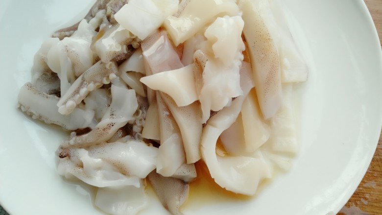 牡蛎鱿鱼粥,切段放入料酒腌制十五分钟