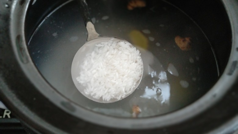 牡蛎鱿鱼粥,放入洗净的大米