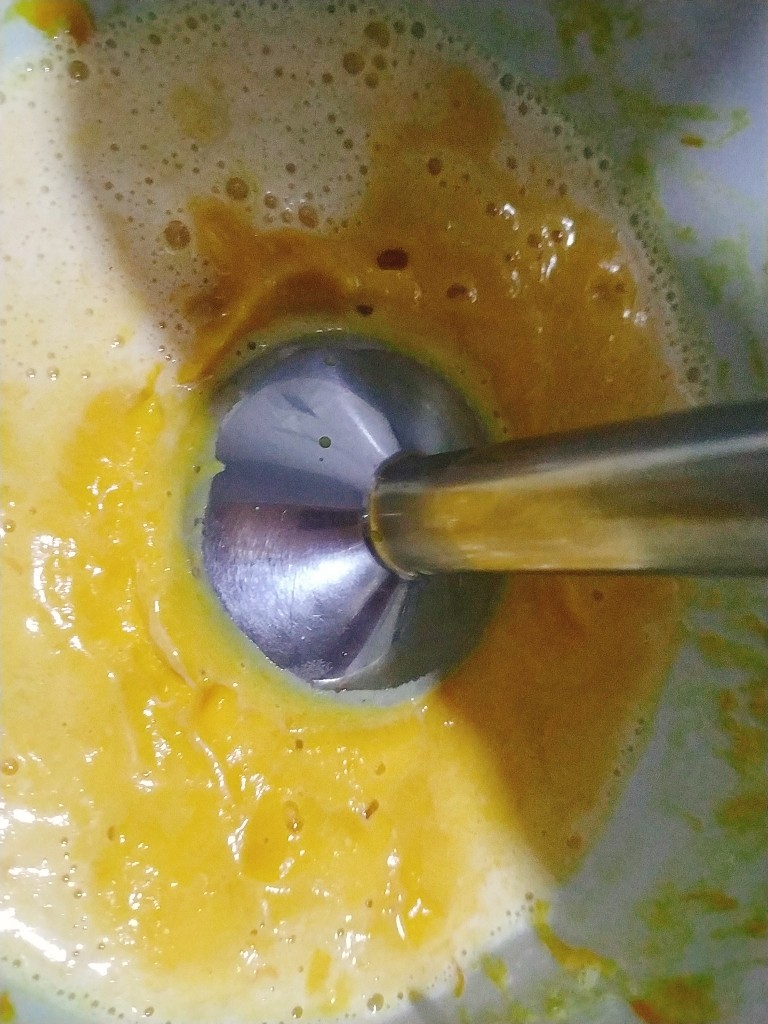 南瓜泥奶香吐司,用海氏HM340手持打蛋器的料理棒，把淡奶油和南瓜泥搅打均匀细腻成奶油南瓜浓汤；