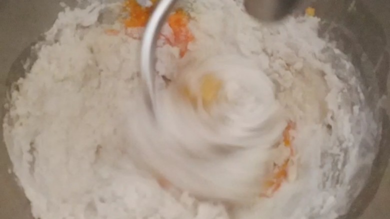 南瓜泥奶香吐司,把除黄油之外的所有材料按照先粉类后液体的顺序放入厨师机揉面，先低速混合均匀至无干粉状态，转中高速揉面；
PS：面包机揉面是先液体后粉类；