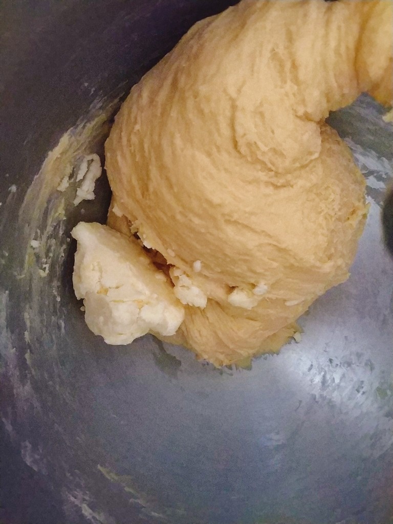 南瓜泥奶香吐司,加入软化成软膏状态的黄油，继续揉面，还是先低速把黄油和面团混合均匀，再转高速揉面；
