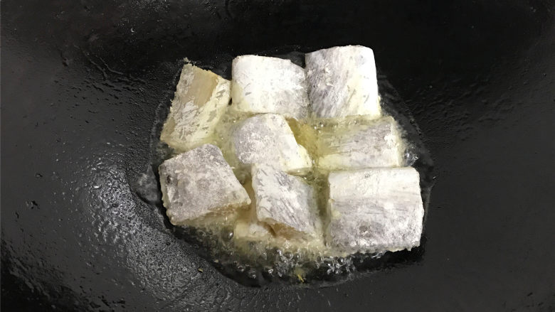萝卜丝带鱼,锅中倒入适量油，把带鱼放入锅煎制。