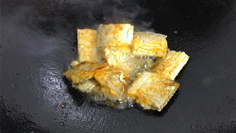 萝卜丝带鱼,一面煎好后翻面煎另一面，煎 至两面呈金黄色后捞出。