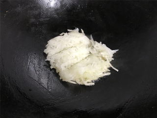 萝卜丝带鱼,锅中再次倒入适量油，爆香老姜后把焯过水的萝卜丝放入锅翻炒一下。