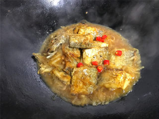 萝卜丝带鱼,放入小米椒一起炒匀后，加入适量水。