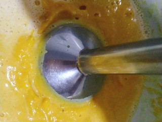 奶油南瓜浓汤,用海氏HM340手持打蛋器的料理棒把南瓜泥和淡奶油搅打均匀，成细腻的奶昔感觉；